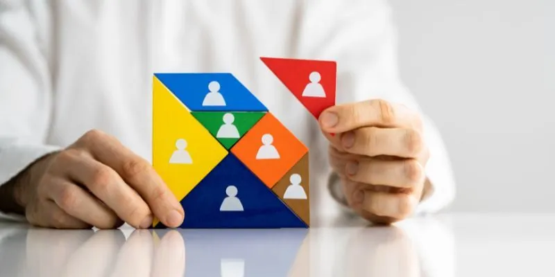 Hợp tác cùng các trường học và tổ chức địa phương